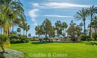 Apartamento en venta, en primera línea de playa en el complejo de cinco estrellas Las Dunas Park, Marbella - Estepona 800868 