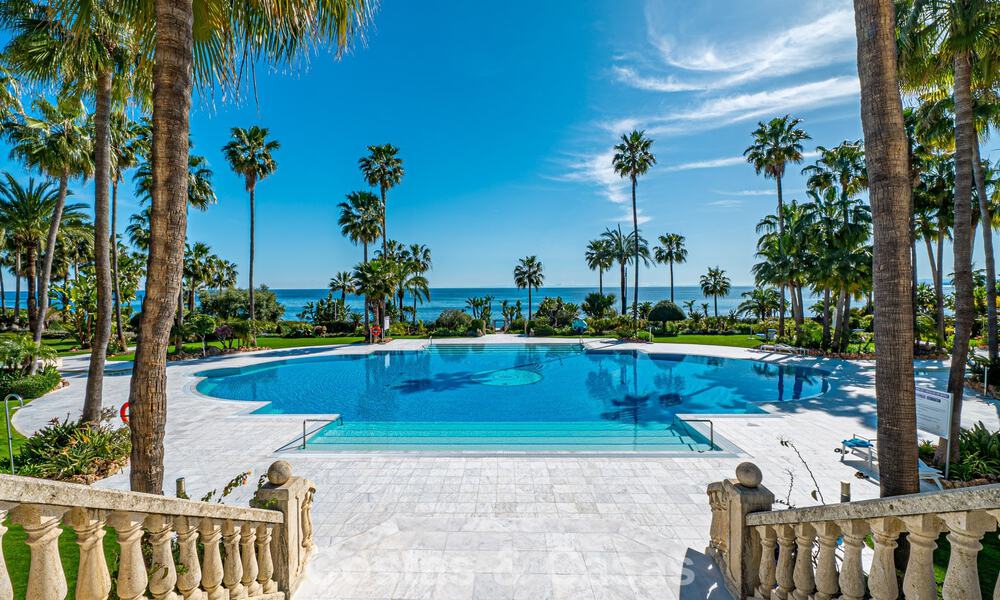Apartamento en venta, en primera línea de playa en el complejo de cinco estrellas Las Dunas Park, Marbella - Estepona 800869