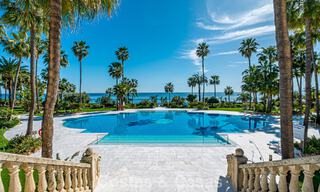 Apartamento en venta, en primera línea de playa en el complejo de cinco estrellas Las Dunas Park, Marbella - Estepona 800869 