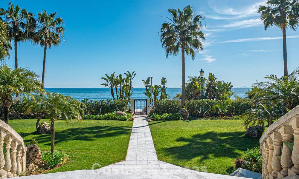 Apartamento en venta, en primera línea de playa en el complejo de cinco estrellas Las Dunas Park, Marbella - Estepona 800870