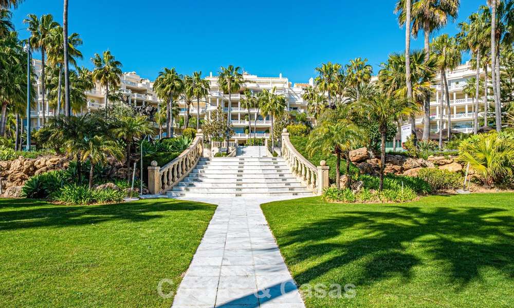 Apartamento en venta, en primera línea de playa en el complejo de cinco estrellas Las Dunas Park, Marbella - Estepona 800871