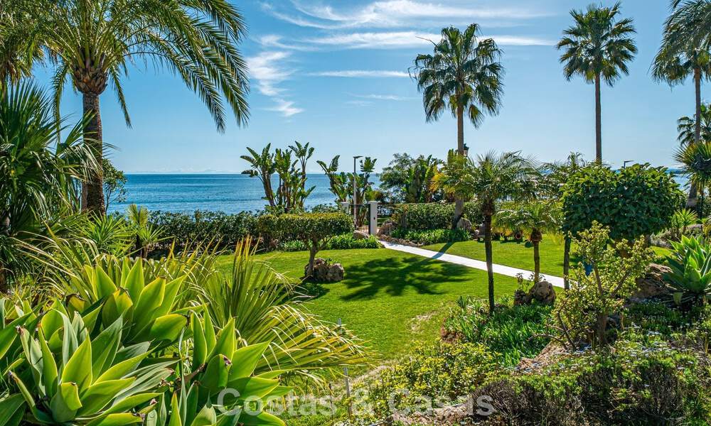 Apartamento en venta, en primera línea de playa en el complejo de cinco estrellas Las Dunas Park, Marbella - Estepona 800872