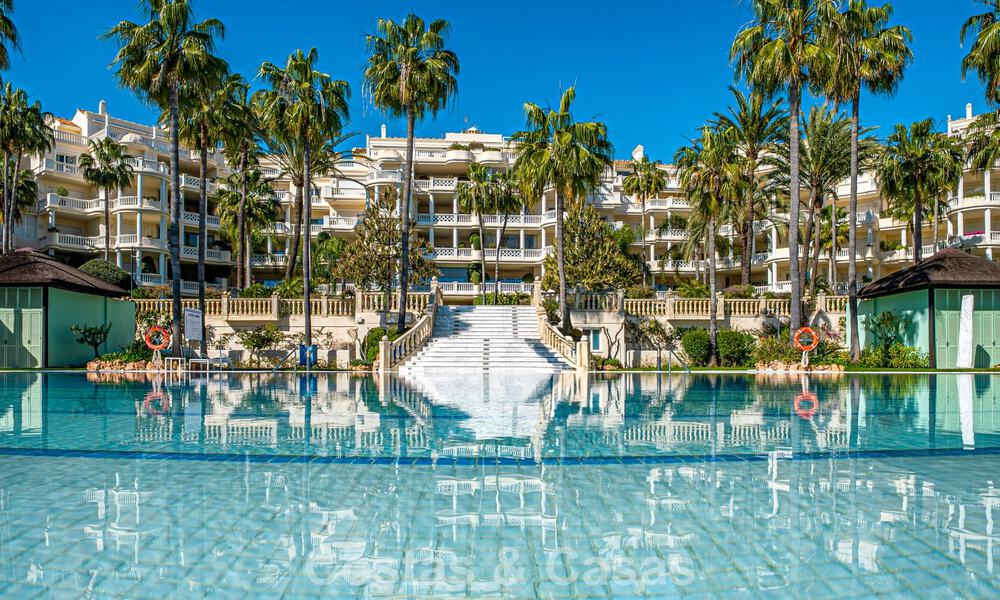 Apartamento en venta, en primera línea de playa en el complejo de cinco estrellas Las Dunas Park, Marbella - Estepona 800873