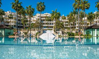 Apartamento en venta, en primera línea de playa en el complejo de cinco estrellas Las Dunas Park, Marbella - Estepona 800873 