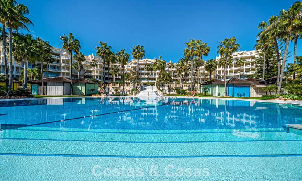 Apartamento en venta, en primera línea de playa en el complejo de cinco estrellas Las Dunas Park, Marbella - Estepona 800874