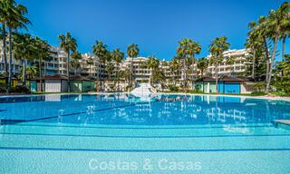 Apartamento en venta, en primera línea de playa en el complejo de cinco estrellas Las Dunas Park, Marbella - Estepona 800874 