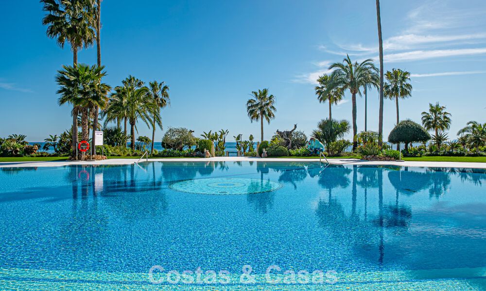 Apartamento en venta, en primera línea de playa en el complejo de cinco estrellas Las Dunas Park, Marbella - Estepona 800875