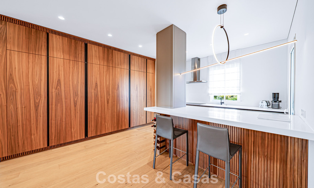 Apartamento en venta, en primera línea de playa en el complejo de cinco estrellas Las Dunas Park, Marbella - Estepona 800878