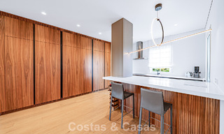 Apartamento en venta, en primera línea de playa en el complejo de cinco estrellas Las Dunas Park, Marbella - Estepona 800878 