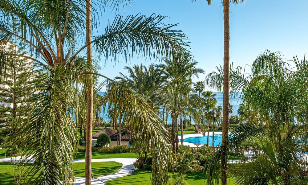 Apartamento en venta, en primera línea de playa en el complejo de cinco estrellas Las Dunas Park, Marbella - Estepona 800880