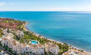 Apartamento en venta, en primera línea de playa en el complejo de cinco estrellas Las Dunas Park, Marbella - Estepona 800887 