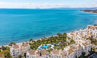 Apartamento en venta, en primera línea de playa en el complejo de cinco estrellas Las Dunas Park, Marbella - Estepona 800888 