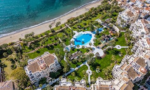 Apartamento en venta, en primera línea de playa en el complejo de cinco estrellas Las Dunas Park, Marbella - Estepona 800889
