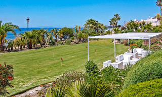Apartamento en venta, en primera línea de playa en el complejo de cinco estrellas Las Dunas Park, Marbella - Estepona 801016 