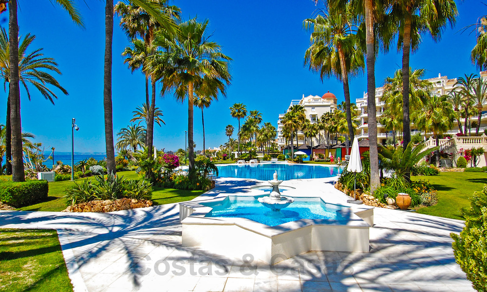 Apartamento en venta, en primera línea de playa en el complejo de cinco estrellas Las Dunas Park, Marbella - Estepona 801017