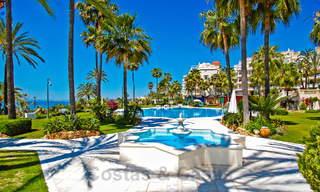 Apartamento en venta, en primera línea de playa en el complejo de cinco estrellas Las Dunas Park, Marbella - Estepona 801017 