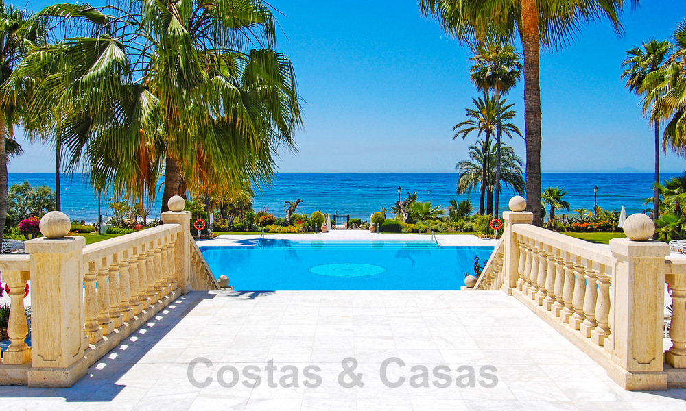 Apartamento en venta, en primera línea de playa en el complejo de cinco estrellas Las Dunas Park, Marbella - Estepona 801020