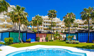 Apartamento en venta, en primera línea de playa en el complejo de cinco estrellas Las Dunas Park, Marbella - Estepona 801021 