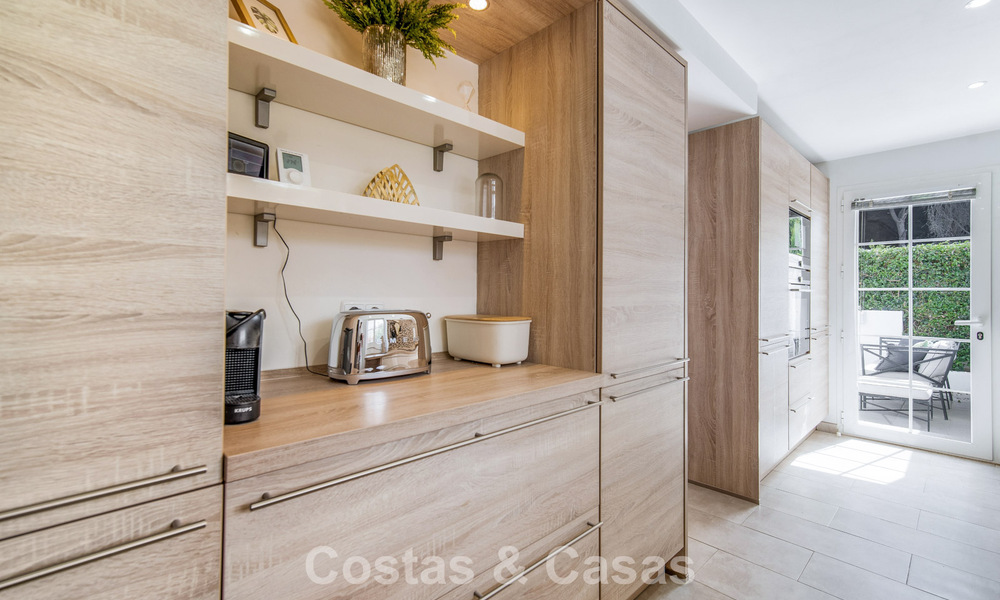 Casa adosada de 4 dormitorios en venta con vistas al mar, en primera línea de playa en la Milla de Oro de Marbella 800829