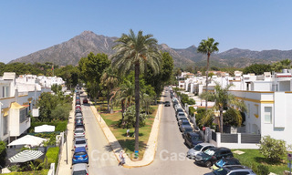 Casa adosada de 4 dormitorios en venta con vistas al mar, en primera línea de playa en la Milla de Oro de Marbella 800830 