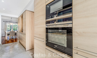 Casa adosada de 4 dormitorios en venta con vistas al mar, en primera línea de playa en la Milla de Oro de Marbella 800831 