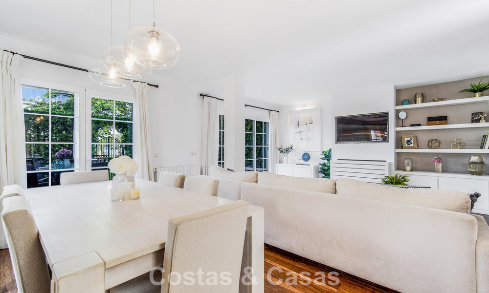 Casa adosada de 4 dormitorios en venta con vistas al mar, en primera línea de playa en la Milla de Oro de Marbella 800832