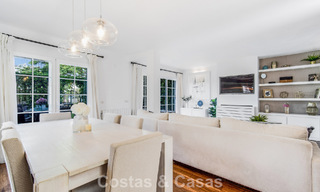 Casa adosada de 4 dormitorios en venta con vistas al mar, en primera línea de playa en la Milla de Oro de Marbella 800832 