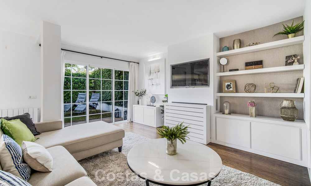 Casa adosada de 4 dormitorios en venta con vistas al mar, en primera línea de playa en la Milla de Oro de Marbella 800833