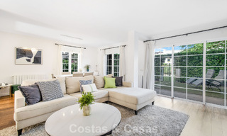 Casa adosada de 4 dormitorios en venta con vistas al mar, en primera línea de playa en la Milla de Oro de Marbella 800834 