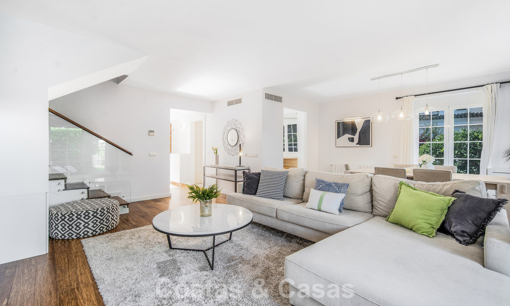 Casa adosada de 4 dormitorios en venta con vistas al mar, en primera línea de playa en la Milla de Oro de Marbella 800835