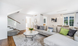 Casa adosada de 4 dormitorios en venta con vistas al mar, en primera línea de playa en la Milla de Oro de Marbella 800835 