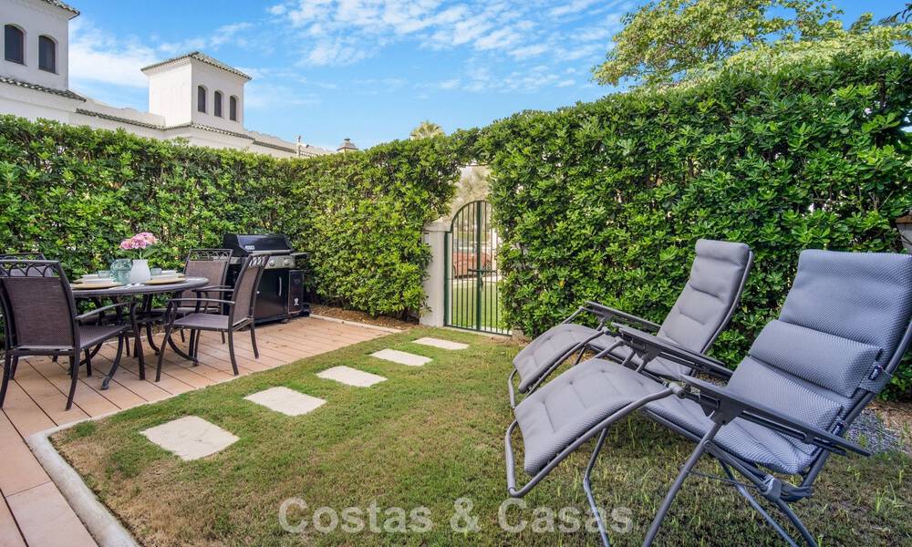 Casa adosada de 4 dormitorios en venta con vistas al mar, en primera línea de playa en la Milla de Oro de Marbella 800837