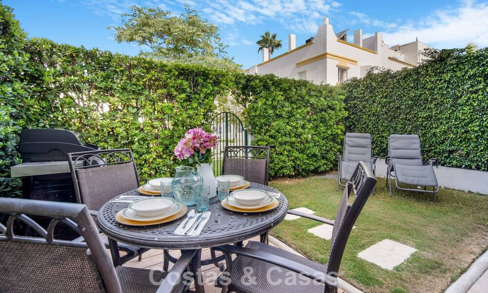 Casa adosada de 4 dormitorios en venta con vistas al mar, en primera línea de playa en la Milla de Oro de Marbella 800838