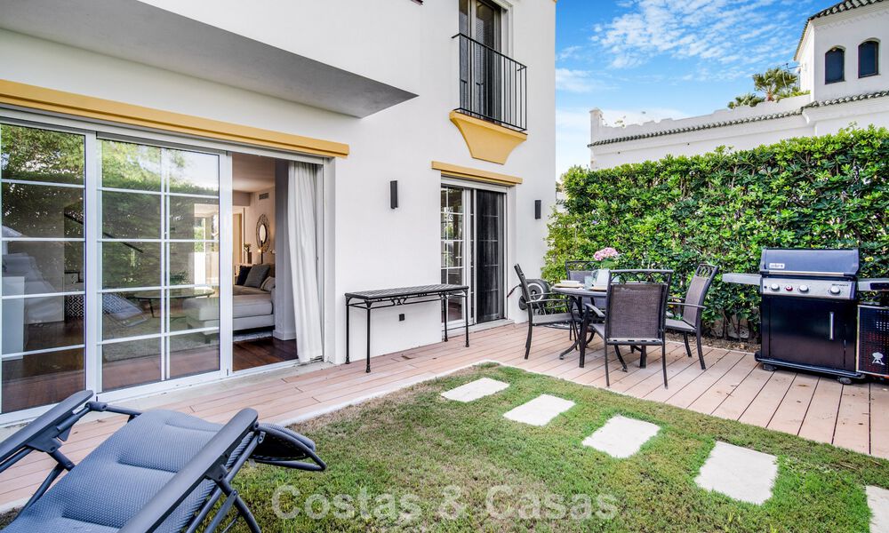 Casa adosada de 4 dormitorios en venta con vistas al mar, en primera línea de playa en la Milla de Oro de Marbella 800839