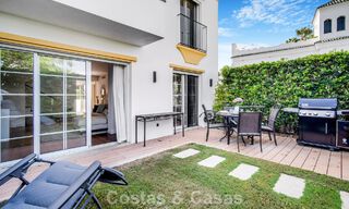 Casa adosada de 4 dormitorios en venta con vistas al mar, en primera línea de playa en la Milla de Oro de Marbella 800839 
