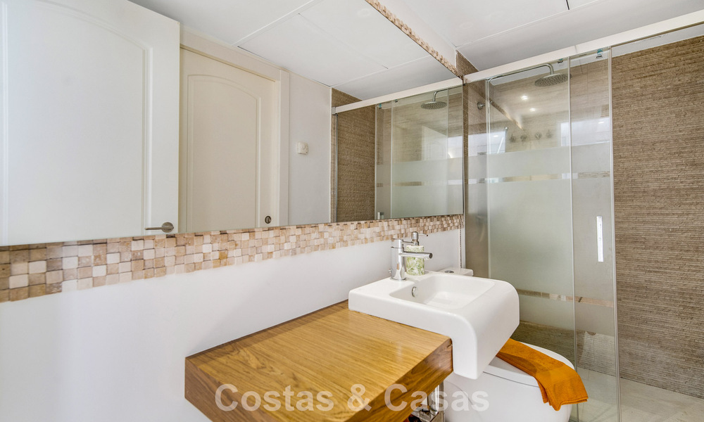 Casa adosada de 4 dormitorios en venta con vistas al mar, en primera línea de playa en la Milla de Oro de Marbella 800840