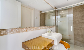 Casa adosada de 4 dormitorios en venta con vistas al mar, en primera línea de playa en la Milla de Oro de Marbella 800840 