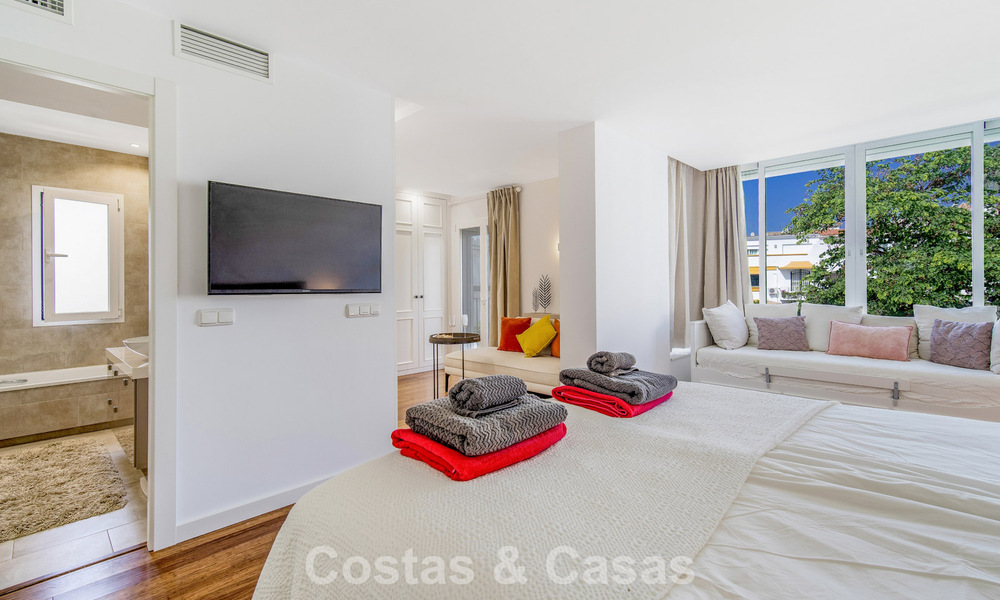 Casa adosada de 4 dormitorios en venta con vistas al mar, en primera línea de playa en la Milla de Oro de Marbella 800841