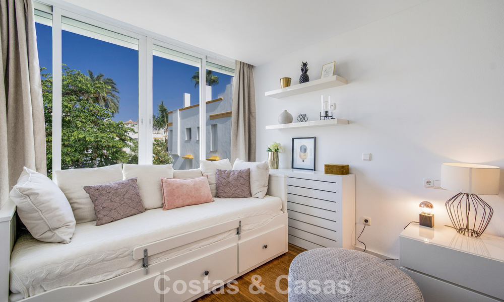 Casa adosada de 4 dormitorios en venta con vistas al mar, en primera línea de playa en la Milla de Oro de Marbella 800842