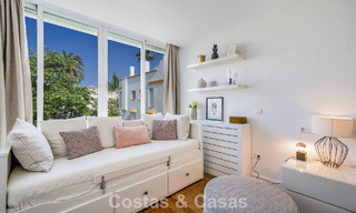 Casa adosada de 4 dormitorios en venta con vistas al mar, en primera línea de playa en la Milla de Oro de Marbella 800842 