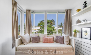 Casa adosada de 4 dormitorios en venta con vistas al mar, en primera línea de playa en la Milla de Oro de Marbella 800843 