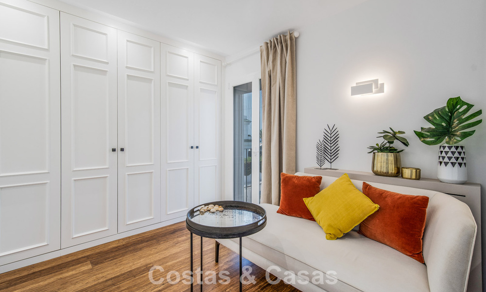 Casa adosada de 4 dormitorios en venta con vistas al mar, en primera línea de playa en la Milla de Oro de Marbella 800844