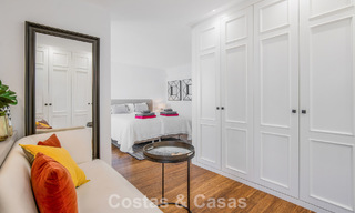 Casa adosada de 4 dormitorios en venta con vistas al mar, en primera línea de playa en la Milla de Oro de Marbella 800845 