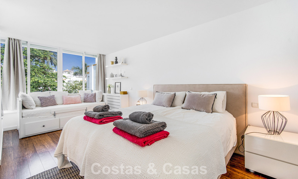 Casa adosada de 4 dormitorios en venta con vistas al mar, en primera línea de playa en la Milla de Oro de Marbella 800846