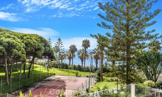 Casa adosada de 4 dormitorios en venta con vistas al mar, en primera línea de playa en la Milla de Oro de Marbella 800847 