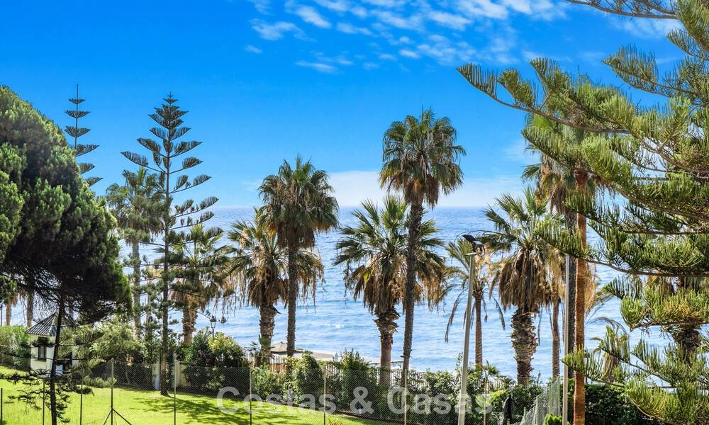 Casa adosada de 4 dormitorios en venta con vistas al mar, en primera línea de playa en la Milla de Oro de Marbella 800848