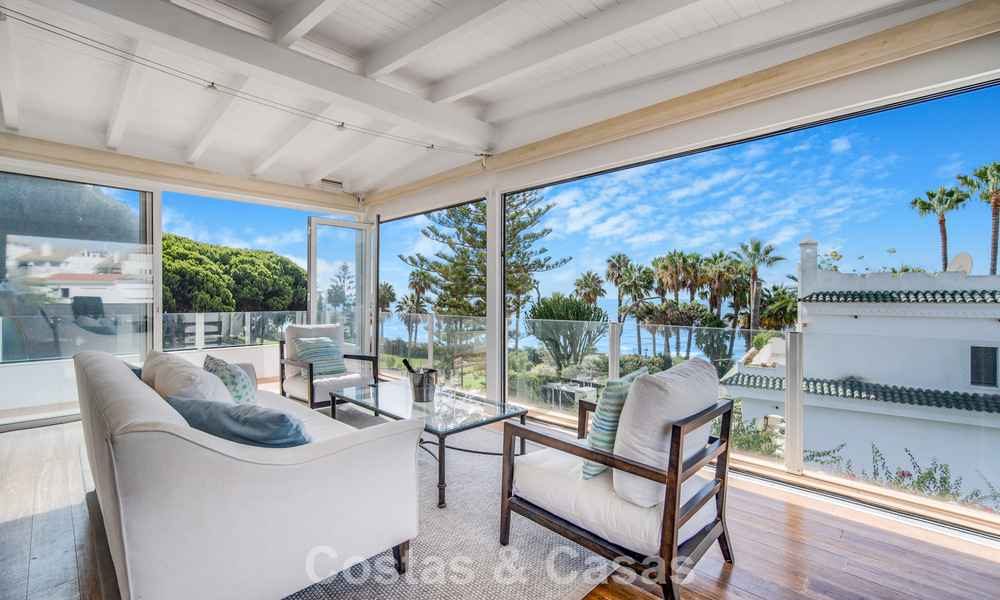 Casa adosada de 4 dormitorios en venta con vistas al mar, en primera línea de playa en la Milla de Oro de Marbella 800849
