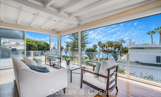 Casa adosada de 4 dormitorios en venta con vistas al mar, en primera línea de playa en la Milla de Oro de Marbella 800849 