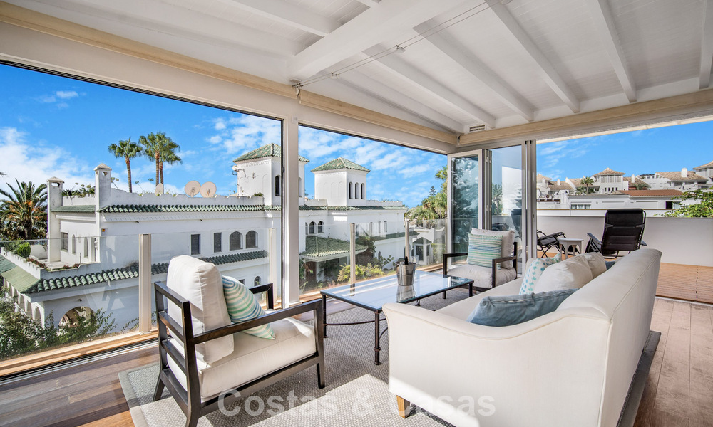 Casa adosada de 4 dormitorios en venta con vistas al mar, en primera línea de playa en la Milla de Oro de Marbella 800850