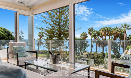 Casa adosada de 4 dormitorios en venta con vistas al mar, en primera línea de playa en la Milla de Oro de Marbella 800851